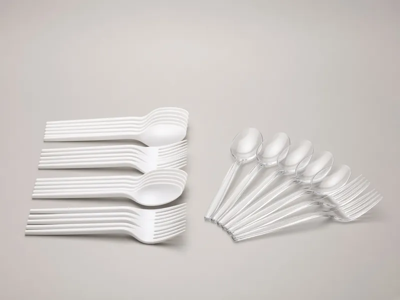 Sendok dan garpu plastik putih dan bening sekali pakai